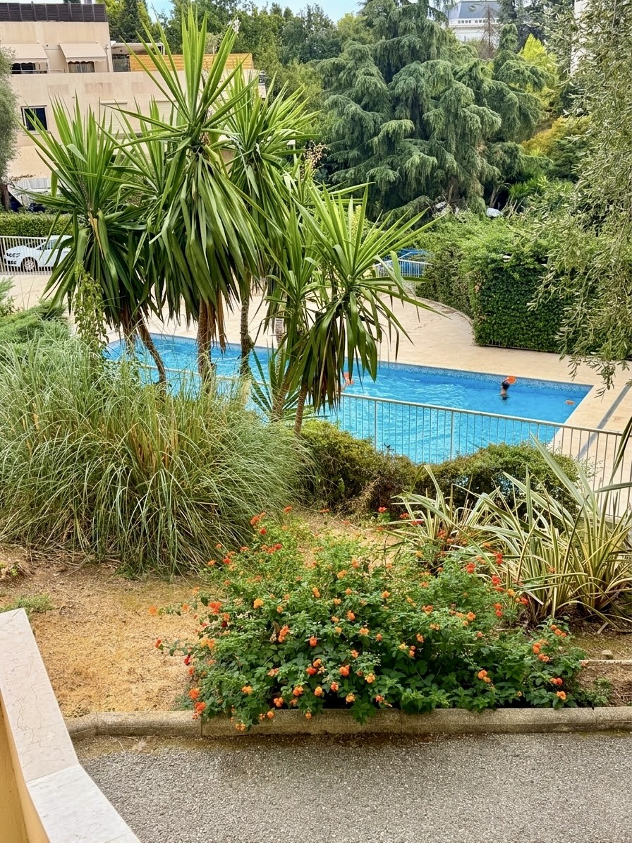 Nice Ouest T3 traversant avec piscine, deux balcons et cav